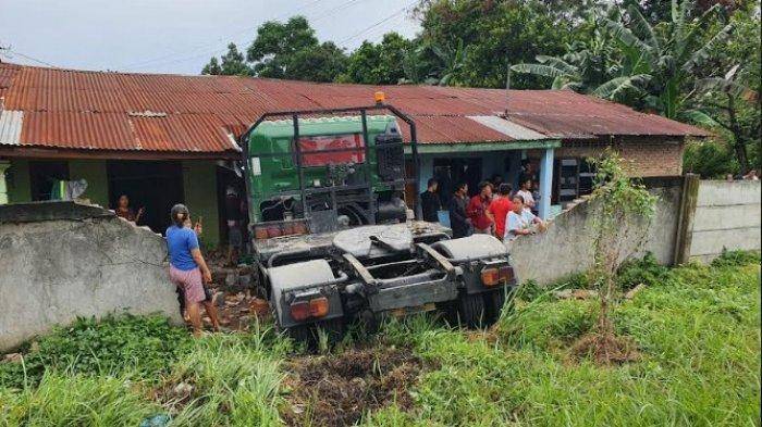 Usai Seruduk 2 Mobil di Jalan Tol, Truk Hino Tabrak Rumah Warga