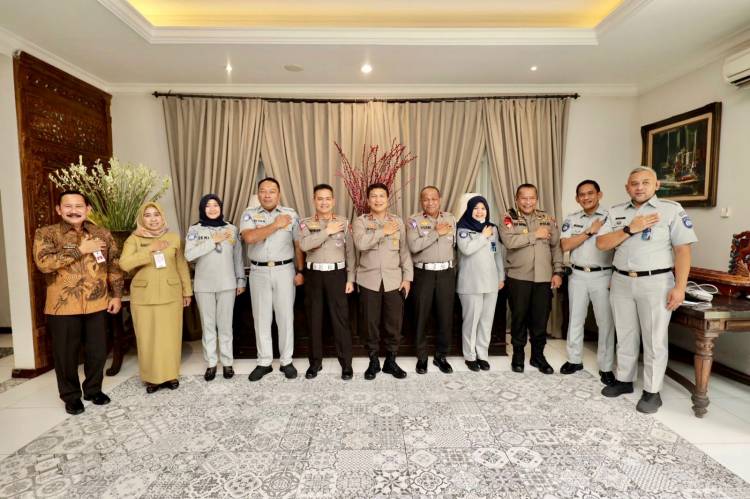 Kapolda Jatim Menerima Kunjungan Kehormatan Pangkoarmada II dan Danlantamal V Surabaya di Polda Jatim