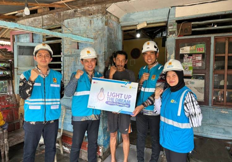 41 Keluarga Kurang Mampu Dapat Kado Sambungan Listrik Gratis  PLN Pada HUT ke 78 RI