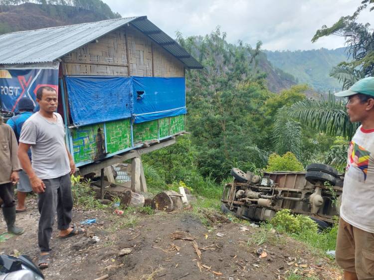 Polsek Purba Bantu Mobil Box Terjun ke Jurang Tikungan di Simalungun