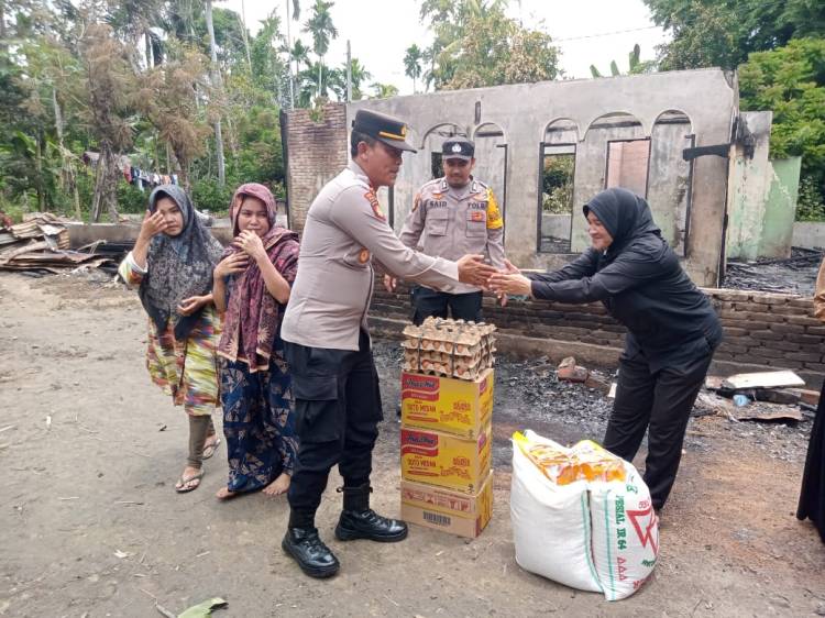 Kapolsek Simpang Keuramat Serahkan Bantuan Kepada Korban Kebakaran