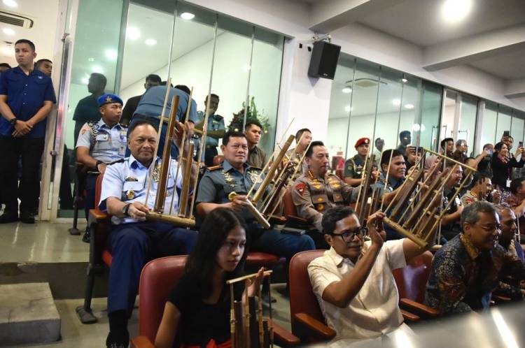 Panglima TNI dan Ketum Dharma Pertiwi  Berpartisipasi Dalam Angklung Guinness World of Records