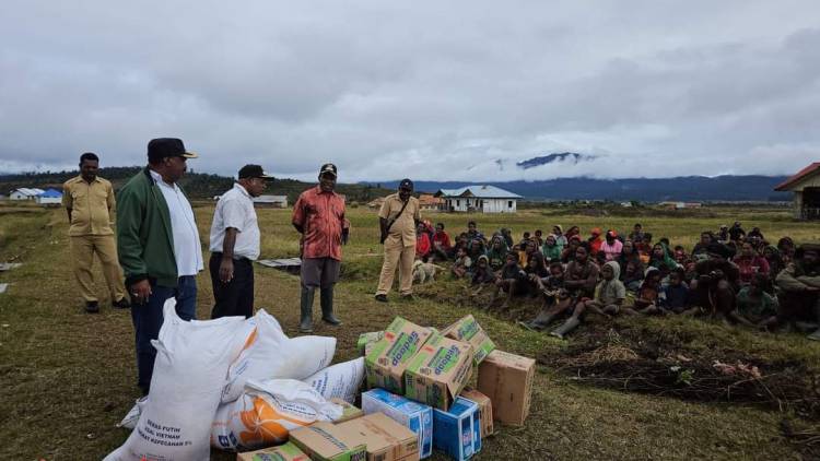 Kapolri Salurkan 264,7 Ton Beras dan 1.500 Sembako untuk Warga Papua yang Terdampak Kekeringan
