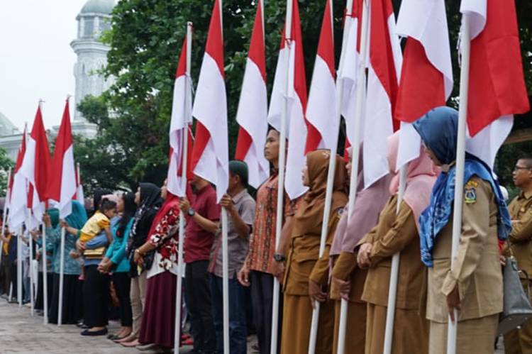 Pemko Tebingtinggi Bagikan Seribu Bendera Merah Putih
