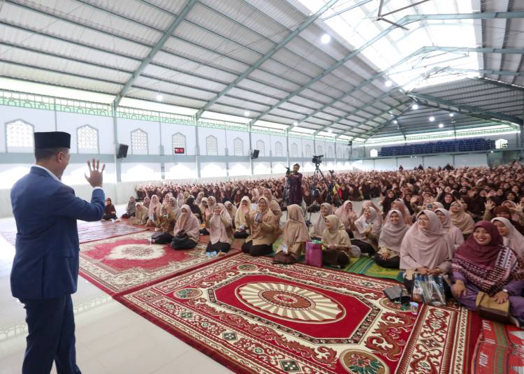 Ijeck Hadiri Ngaji Literasi di Ponpes Ar-Raudlatul Hasanah, Bahas Buku Dadak Tidak Pernah Pergi