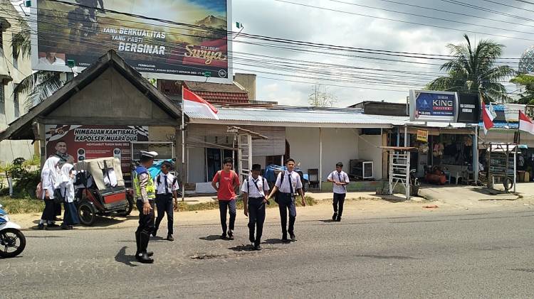 Cegah Laka, Polantas Lhokseumawe Beri Pelayanan Kepada Siswa di Jalan Raya