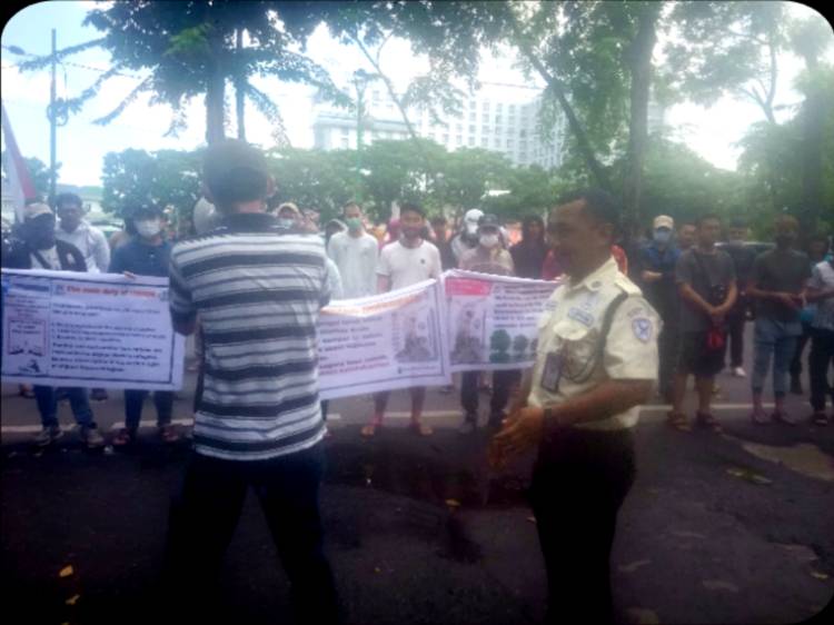 Aksi Damai Pengungsi Luar Negeri di Depan Kantor DPRD Sumut
