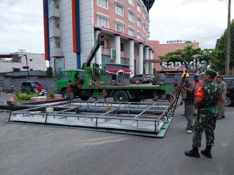 Satpol PP dan Tim Penegak Perda Pematang Siantar Tertibkan Plank Reklame Tanpa Izin