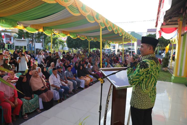 Dampingi Walikota Bagikan Zakat ASN, Musa Rajekshah Harapkan Penerima Terus Bertambah