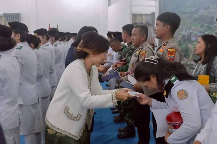 Pemkab Humbahas Berikan Penghargaan