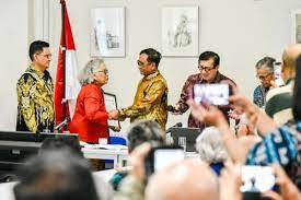 Mahfud MD dan Yasonna Laoly ke Luara Negeri..Bahaas Apa...?