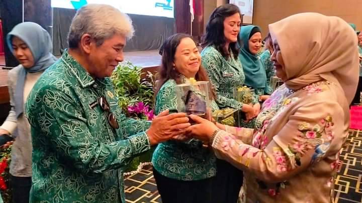 Erizal Ginting Terima Miniatur Tengkulok dari Ny Nawal Lubis di Grand Hotel Mercure Medan