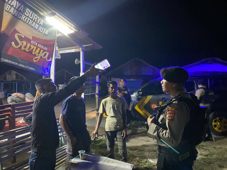 Patroli Blue Light, Tim URC Polres Lhokseumawe Datangi Tempat Berkumpul Remaja