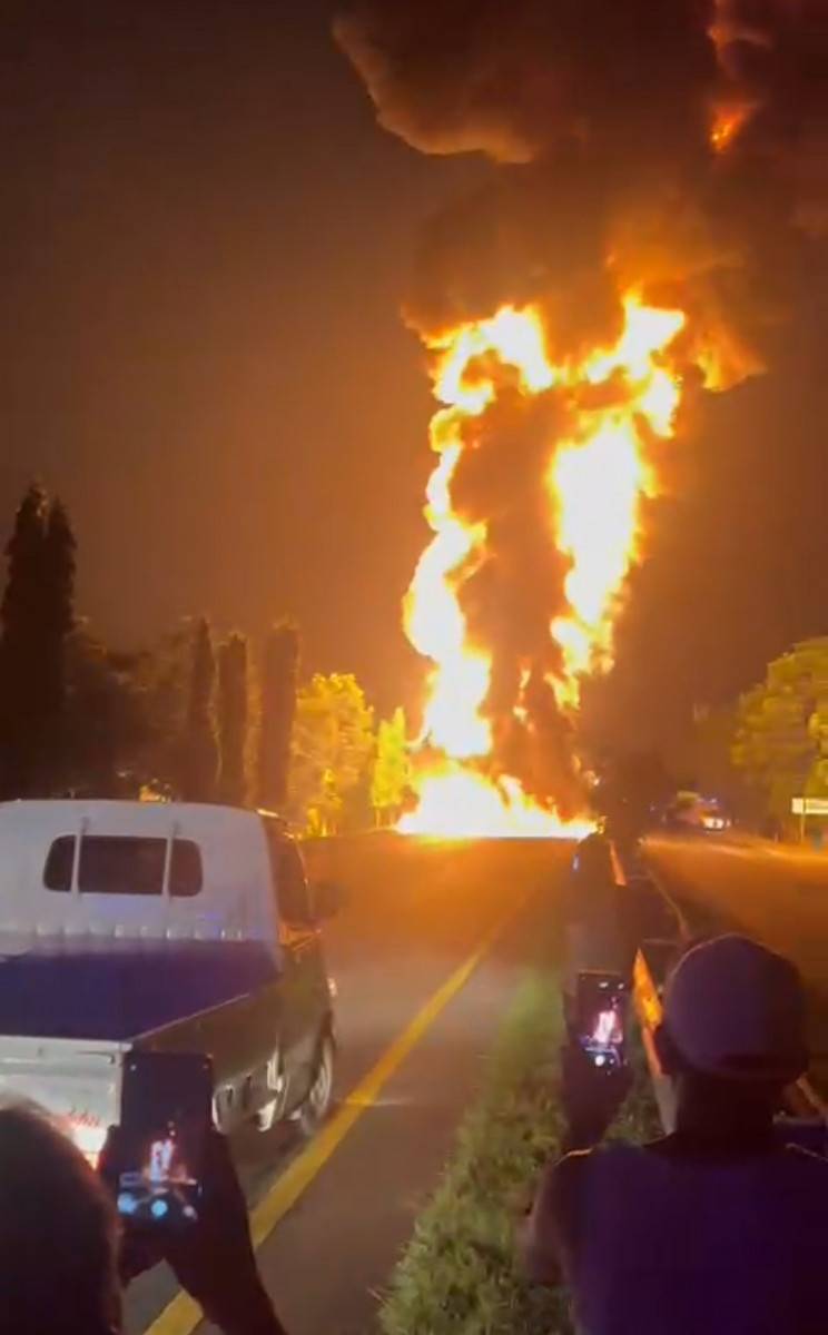 Truck Tangki Pertamina Terbakar Diruas Toll Cemara KM 17