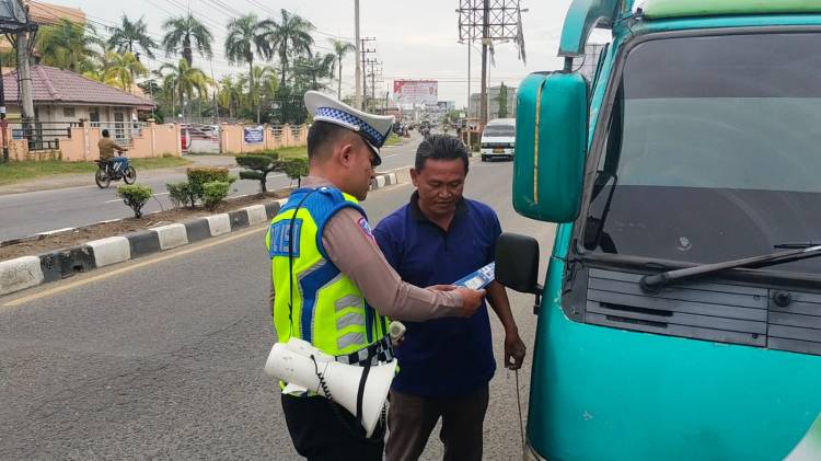 Polantas Berikan Imbauan  dan Bagikan Brosur Keselamatan Kepada Supir Angkutan Umun, Ini Tujuannya