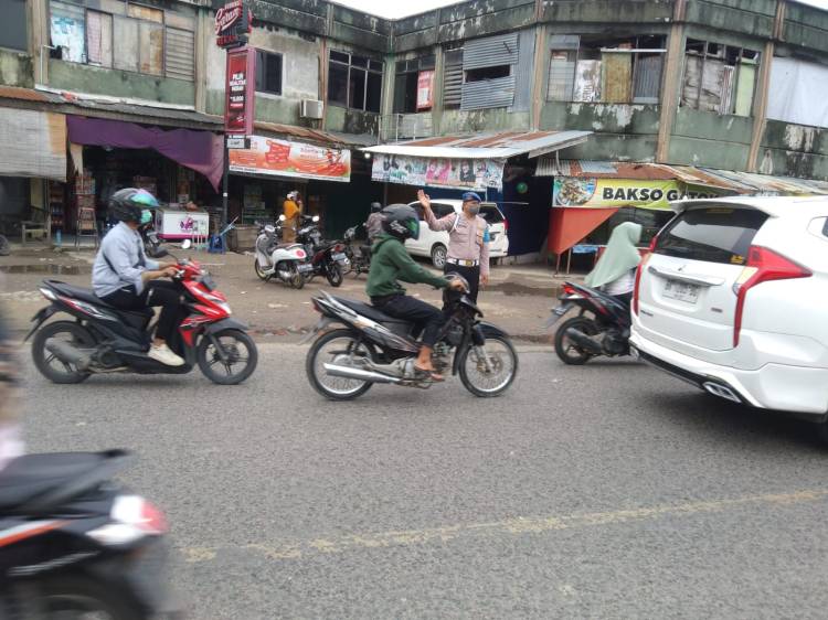 Strong Poin Pagi, Personel Polsek Samudera Peduli dengan Keselamatan Pengendara