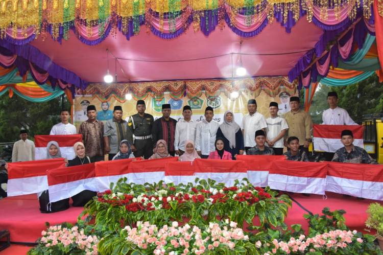 Pemkab Madina Bagikan Ribuan Bendera Merah Putih