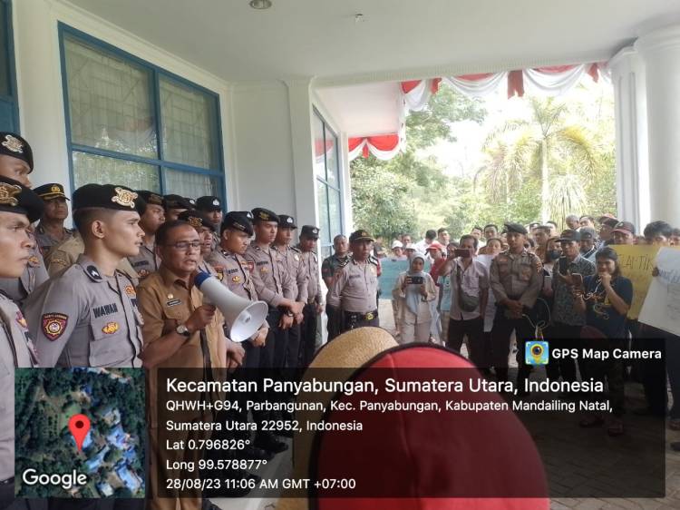 Warga Desa Huta Dame Demo Kantor Bupati Madina