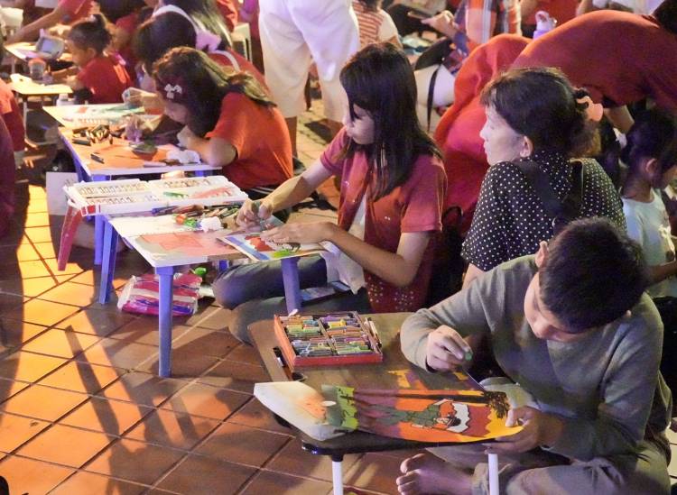 Aksi Melukis dengan Limbah Plastik Warnai Beranda Kreatif Medan