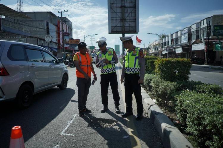 Cegah Kecelakaan, Polantas Lhokseumawe Beri Tanda di Titik Jalan Rusak