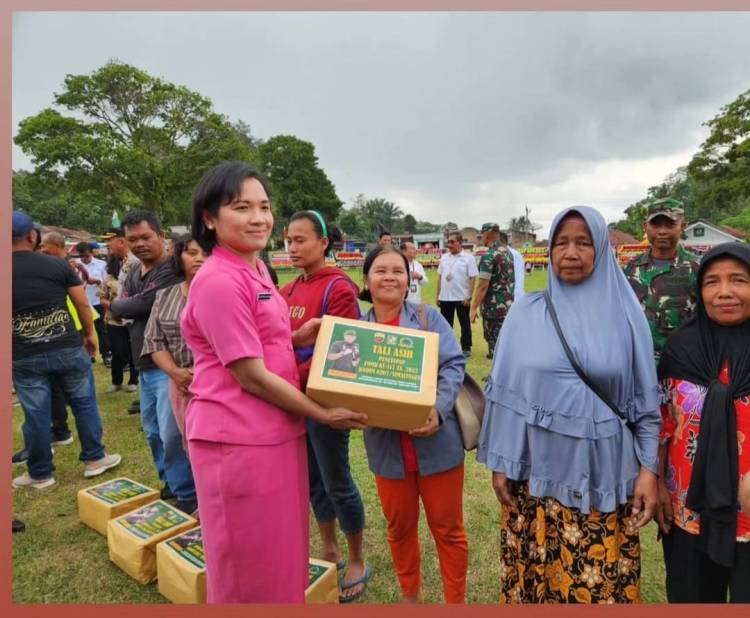Ketua Bhayangkari Cabang Simalungun Bagikan Tali Asih Kepada Masyarakat Dalam Upacara Penutupan TMMD Ke-117