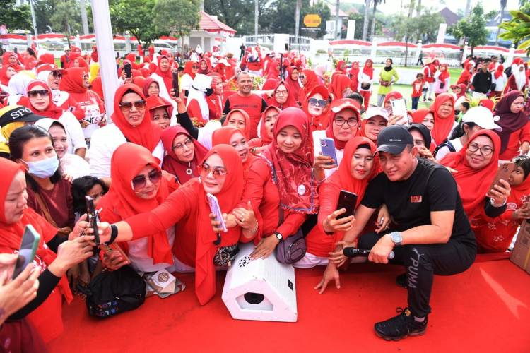 Ratusan Pengusaha Muslimah Senam Sehat bersama Gubernur Edy dan Istri
