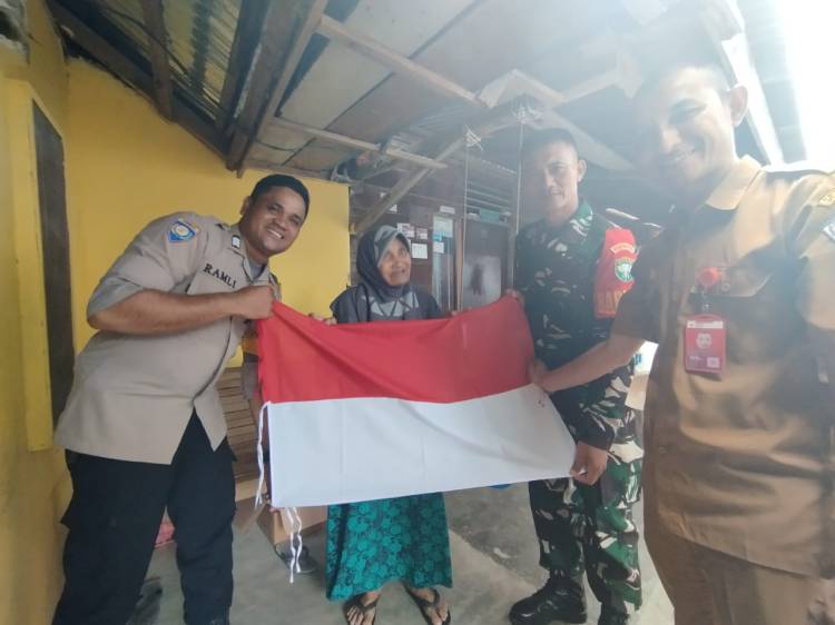 Polisi dan TNI Bagikan dan Bantu Warga Pasang Bendera Merah Putih di Lhokseumawe