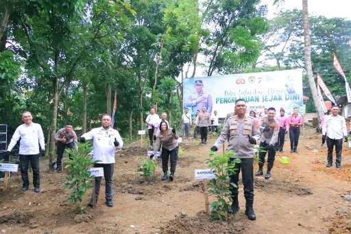 Lestarikan Negeri, Polres Labuhanbatu Gelar Penghijauan Sejak Dini