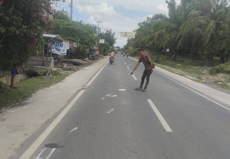Pengendara Sepeda Motor Mengalami Patah Kaki Setelah Tabrakan Dengan Truck