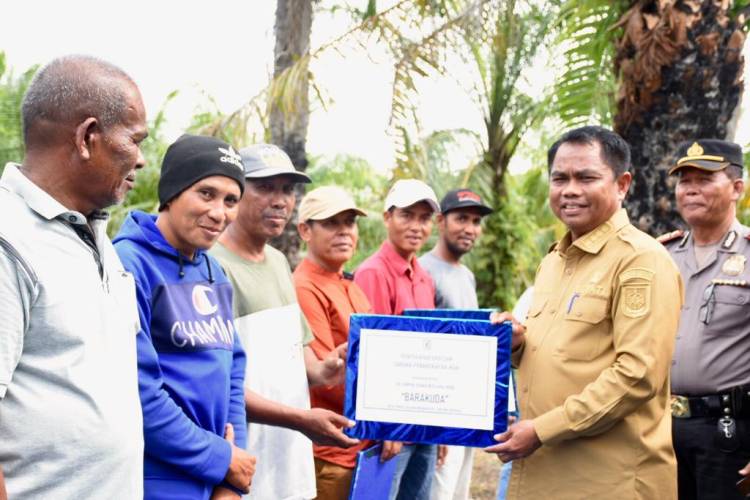 Bupati Sergai Serahkan Bantuan ke 13 KUB di Tanjung Beringin