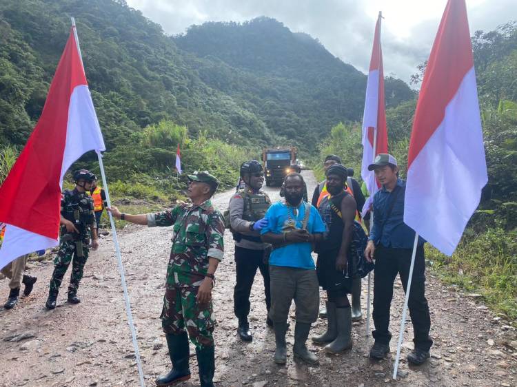 Koramil 1710-04/Tembagapura Bersama Satgas dan Kepolisian Ajak Warga Kibarkan Bendera Merah Putih