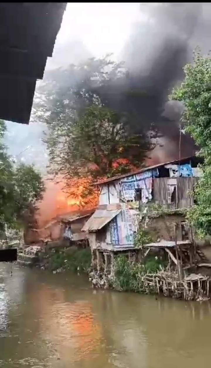 Permukiman Padat Jalan Badur Terbakar