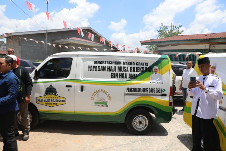 Ijeck Serahkan Mobil Ambulance ke Ponpes Raudlatul Ulum