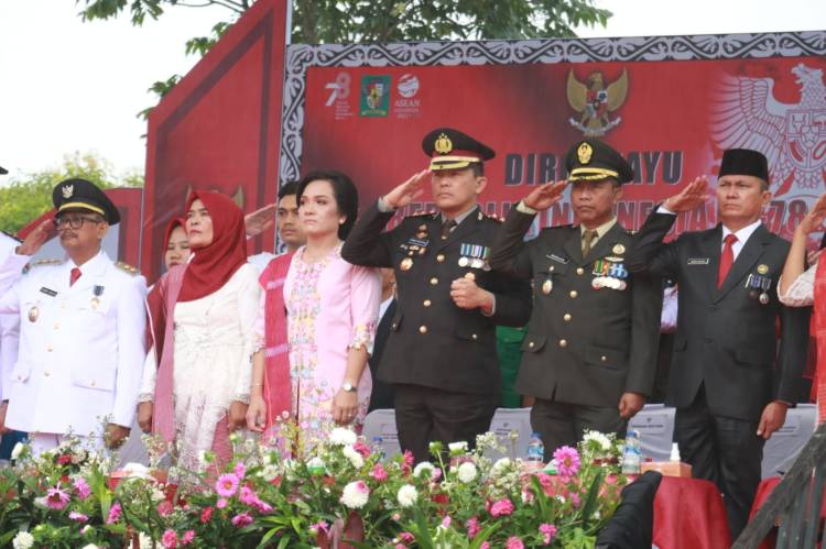 Kapolres Didampingi Ketua Bhayangkari Simalungun Ikuti Upacara HUT RI Ke-78, Tetap Semangat Meski Diguyur Hujan