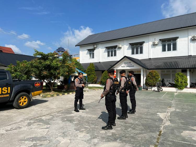 Atur Lalin di Depan Masjid Jamik, Sat Samapta Polres Lhokseumawe Kerahkan 4 Personel