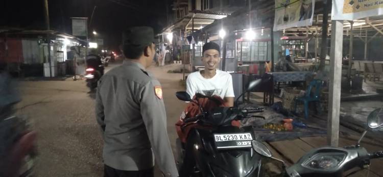 Temui Warga di Malam Hari, Personel Polsek Sawang Berpesan Laporkan Jika Melihat Hal Mencurigakan
