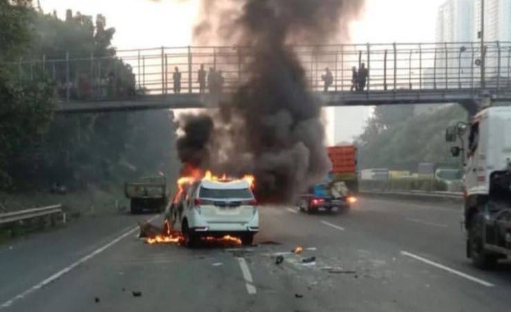 Break.....Mobil Toyota Inova Kontra dengan Truk Mengeluarkan Api