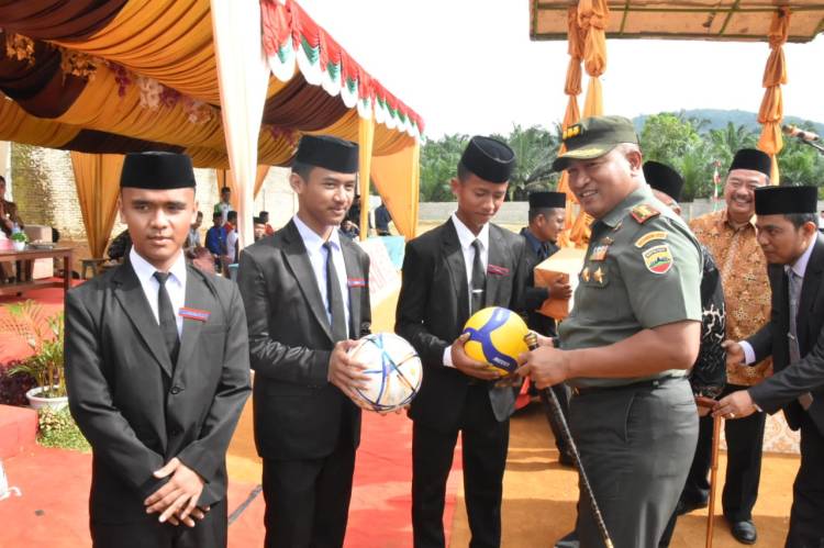 Danrem 023/KS Pimpim Apel Pekan  Perkenalan Khutbatul'arsy Pesantren Ar-Raudlatul Hasanah