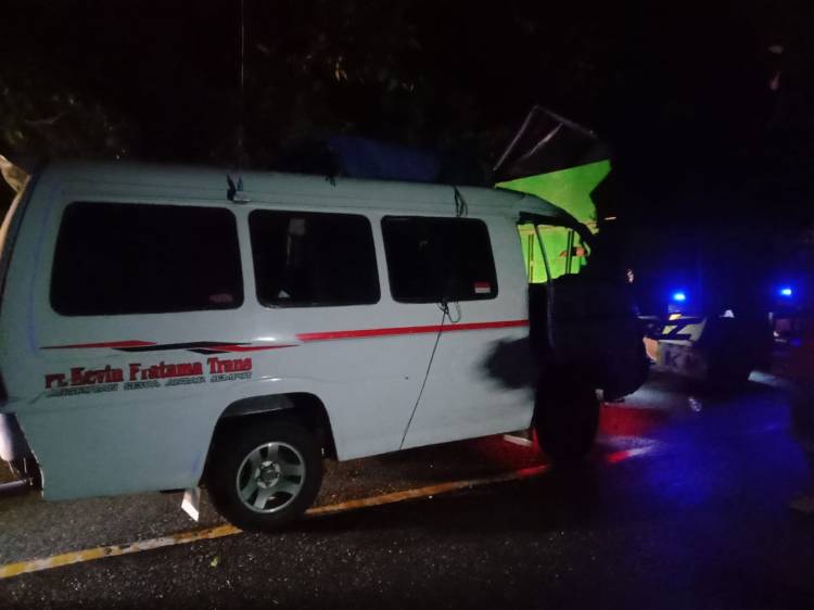 Tabrak Truk,  Mobil Remuk , Penumpang Travel Tewas di Lumban Julu
