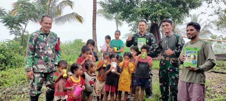 Peduli Gizi Anak, Satgas Yonarmed 1 Kostrad Bagikan dan Ajak Minum Susu Bersama