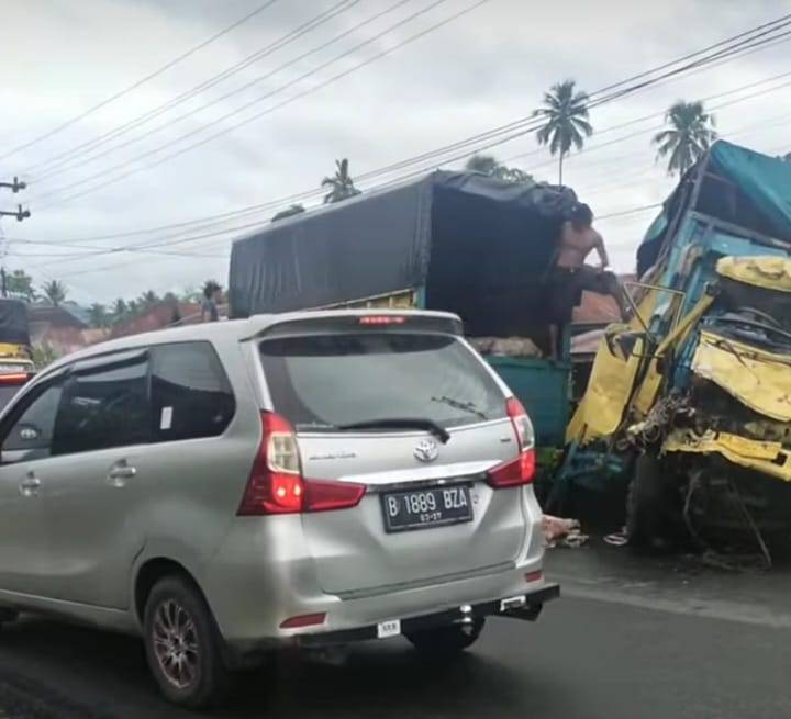Dua Truk Kecelakaan, Supir Patah Kaki
