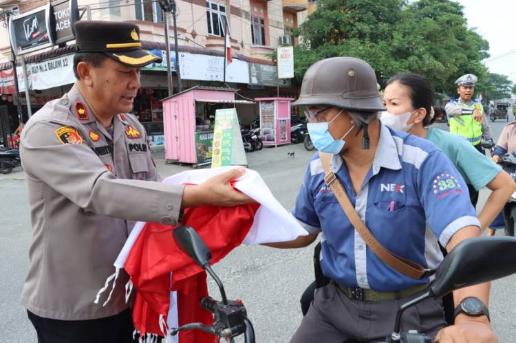 Sambut HUT RI Ke- 78, Polres Tebingtinggi Bagi 100 Bendera