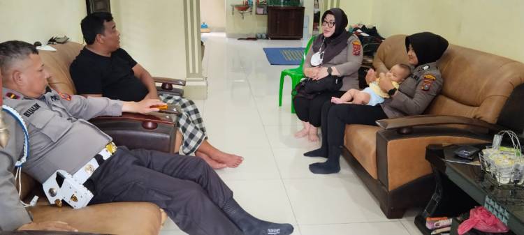 Mewakili Kapolsek : Kanit Provost Polsek Medan Baru dan Personel Jenguk Anggota yang Sakit