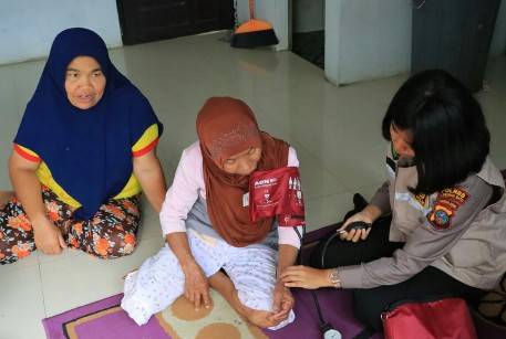 Satgas Trauma Healing Polres Kabuhanbatu Kunjungi Seorang Nenek Korban Curas