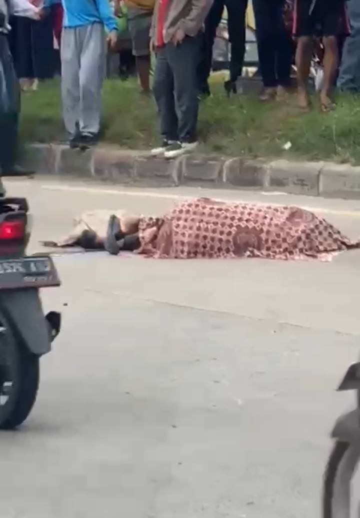 Angkot Berhenti Mendadak, Pengendara Motor Tewas Ditabrak Truk