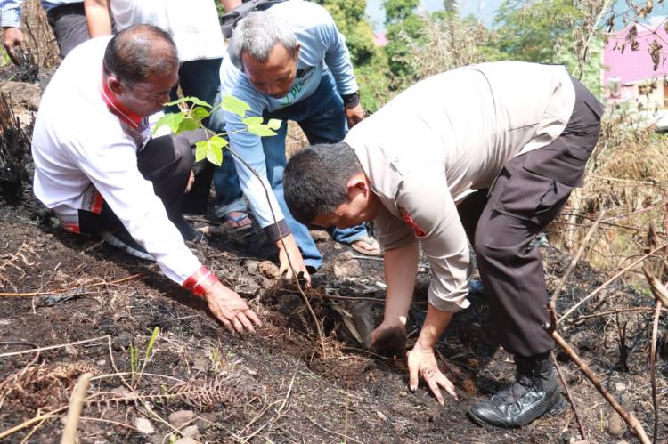 Pasca Terjadi Karhutla, Kapolres Simalungun Patroli dan Tanam Pohon di Haranggaol