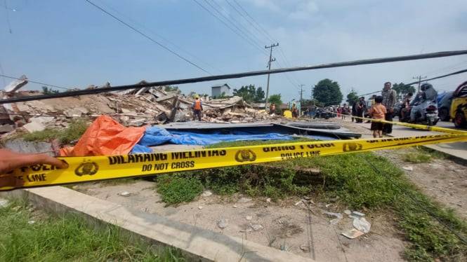 Braaak,..Tujuh Bangunan Rumah Toko Ambruk