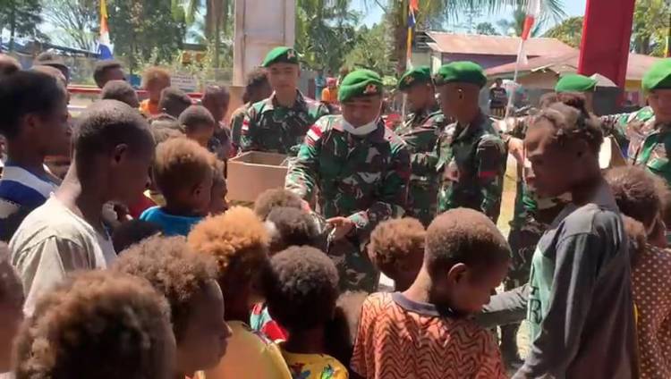 Berbagi Kasih, Menyambung Hati Personel Satgas Yonif 125/SMB Dengan Masyarakat Papua