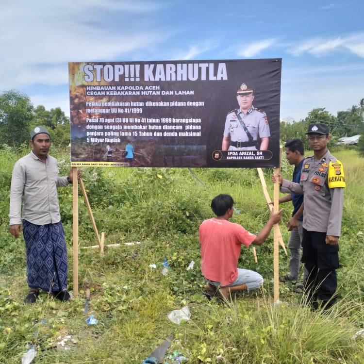 Personel Polsek Banda Sakti Pasang Spanduk Himbauan Cegah Karhutla
