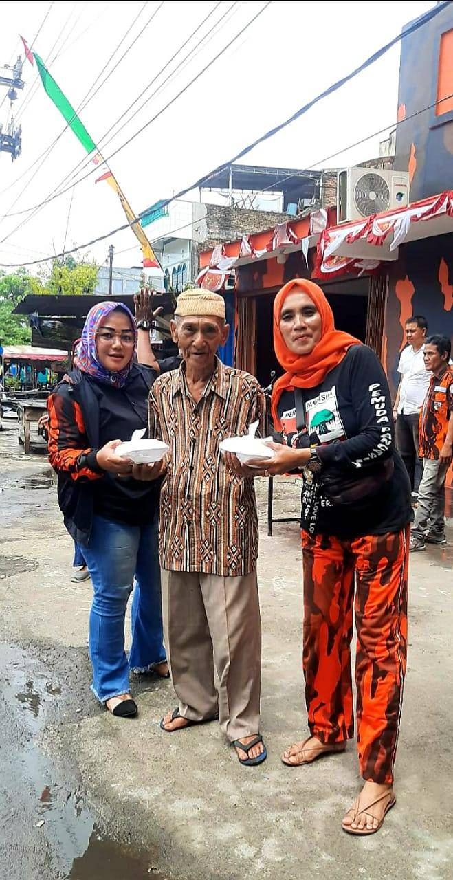 Srikandi PAC Pemuda Pancasila Medan Denai, Bagi-bagi Nasi Kotak